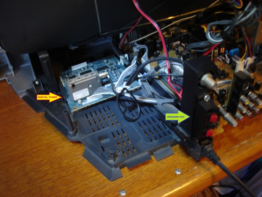 Sony KD-27FS170 Audio Line Out 03.JPG