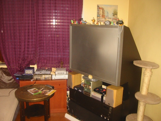 44" back-projection TV (from the early 80's)<br />consoles in picture:<br /><br />Nintendo NES<br />N64<br />Nintendo GameCube<br />Sega MegaDrive<br />Sega Dreamcast<br />Sony Playstation PSX<br />Sony Playstation 2<br />Microsoft Xbox1 - Crystal Edition (modded)<br />Microsoft Xbox 360